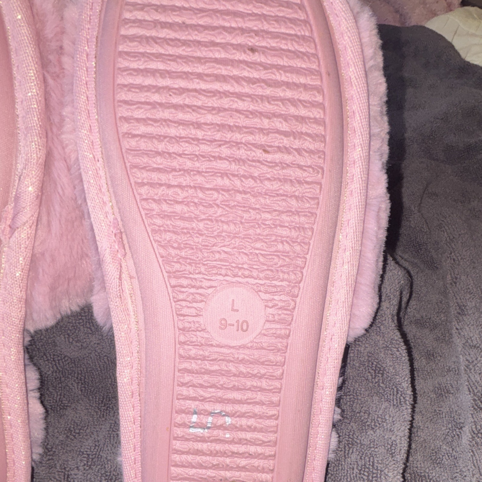 BCBGeneration Women’s Pink Faux Fur Slip-On Open Toe Slippers Buckle Logo 9-10