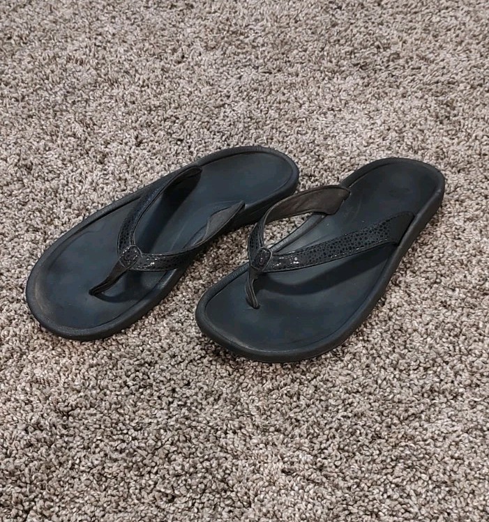 OluKai Kilapa Kia Women’s Black Beach Sandals *See Description*