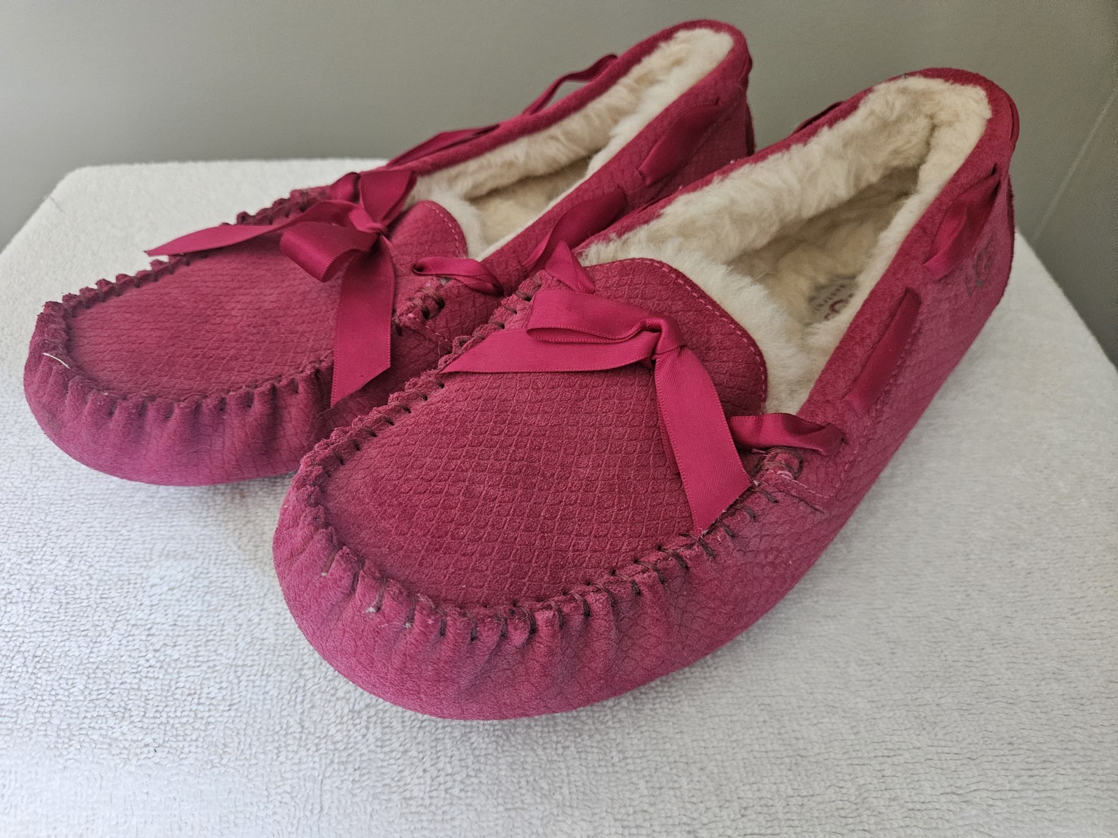 UGG Australia Dakota Size 10 Magenta Suede Sheepskin Lined Moccasin Slippers