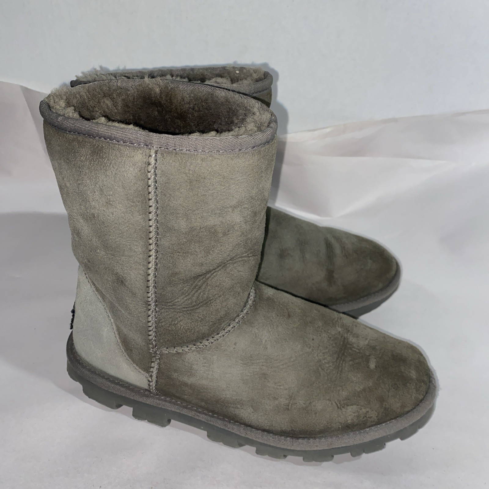 UGG Essential Short 5835 Gray Women’s Size 9 Snow Boots Lined Suede