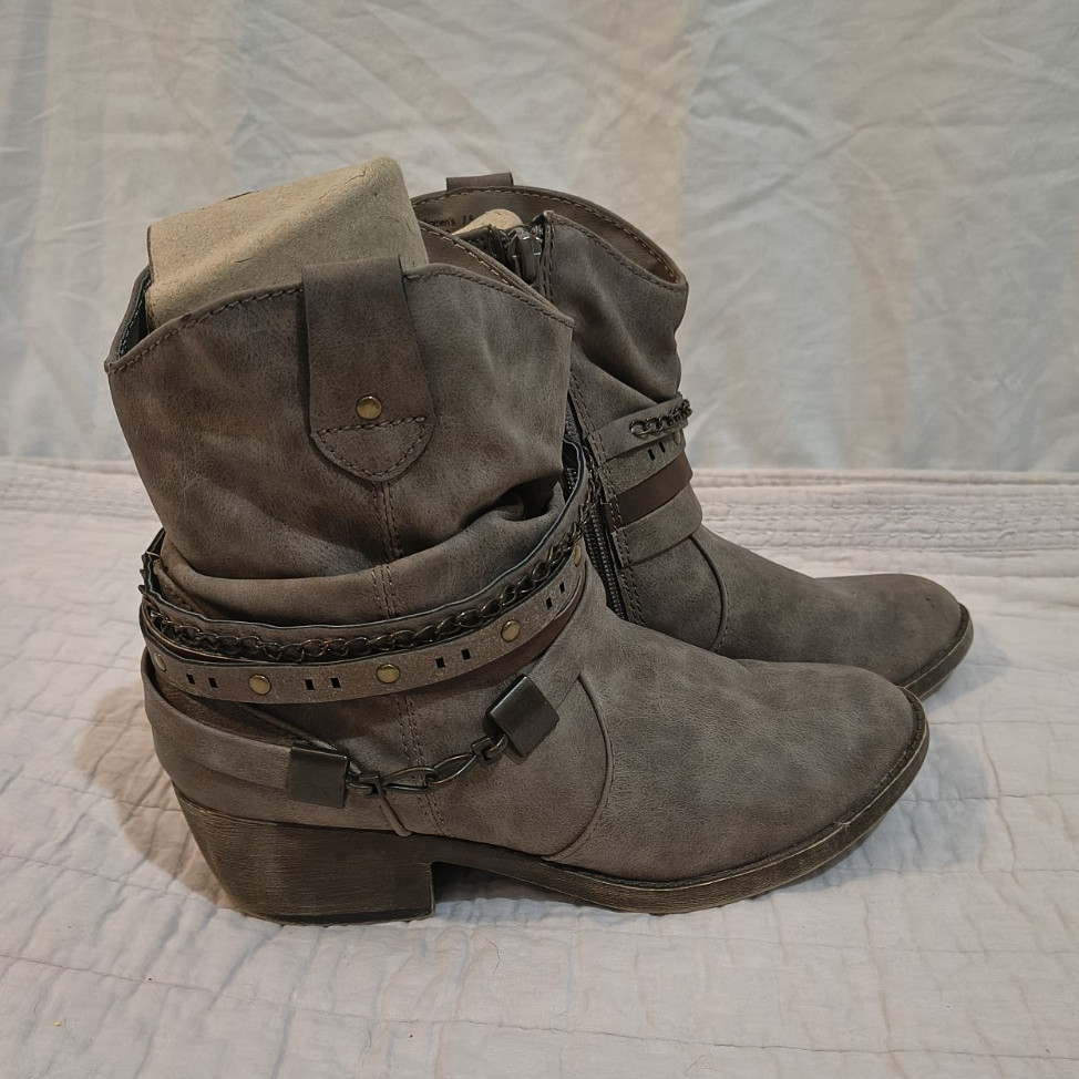 Austin Trading Co Women’s Gray Ankle Boots Side Zip Buckle Strap Studded US 7.5