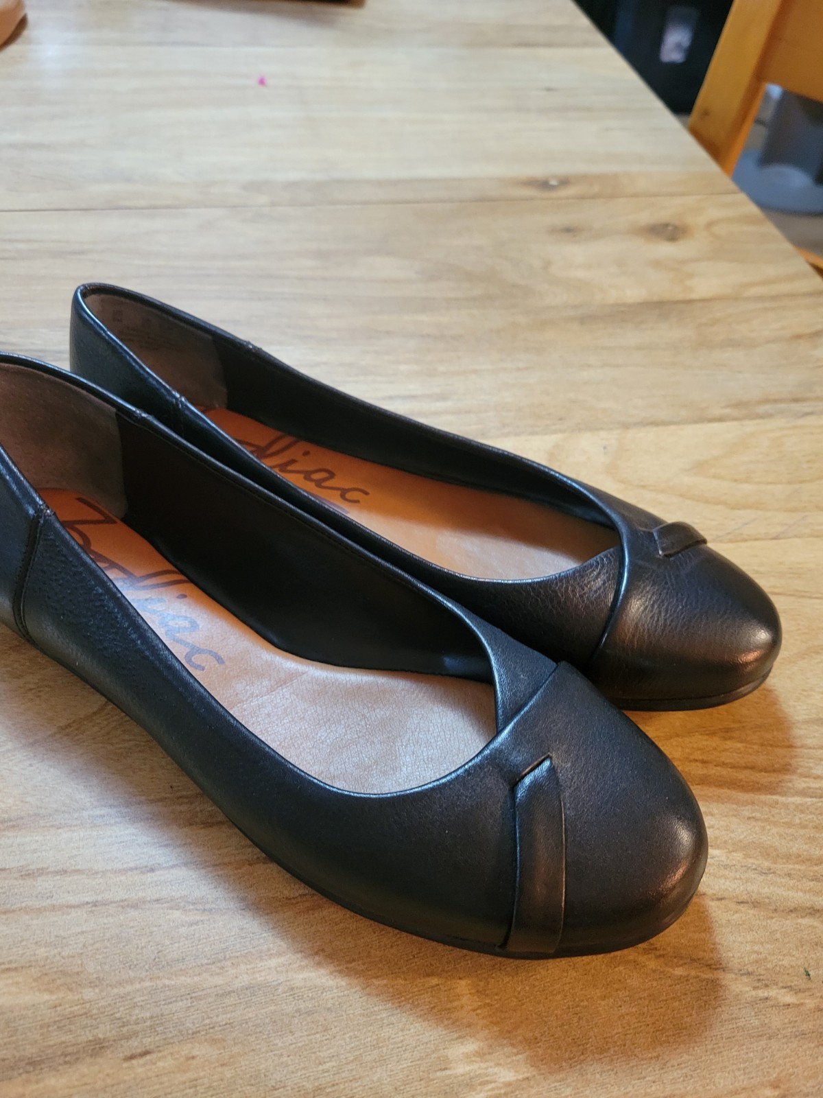 Ladies Black Leather Shallow Toe Comfort Flats By ZODIAC sz 8 Immaculate Condtn
