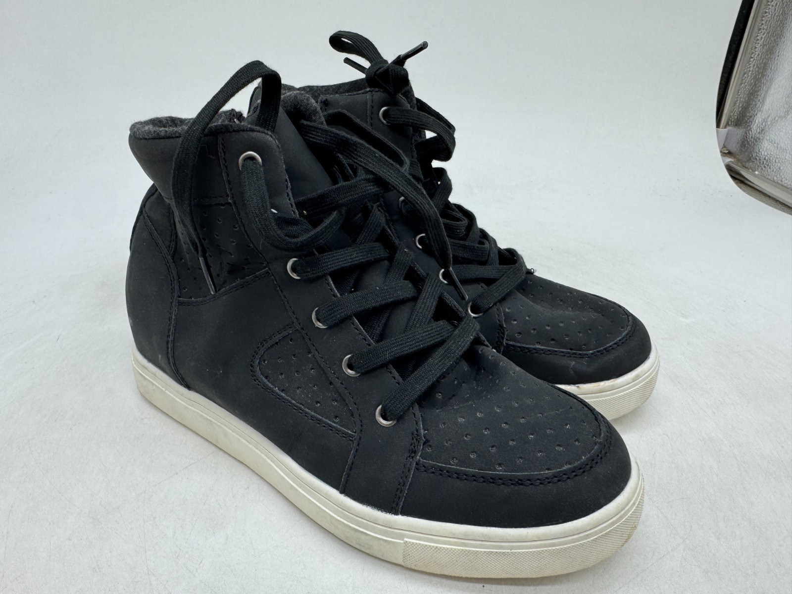 Cushionaire Hali Hidden Wedge Sneakers Women’s Black Lace-Up Side Zipper – 8