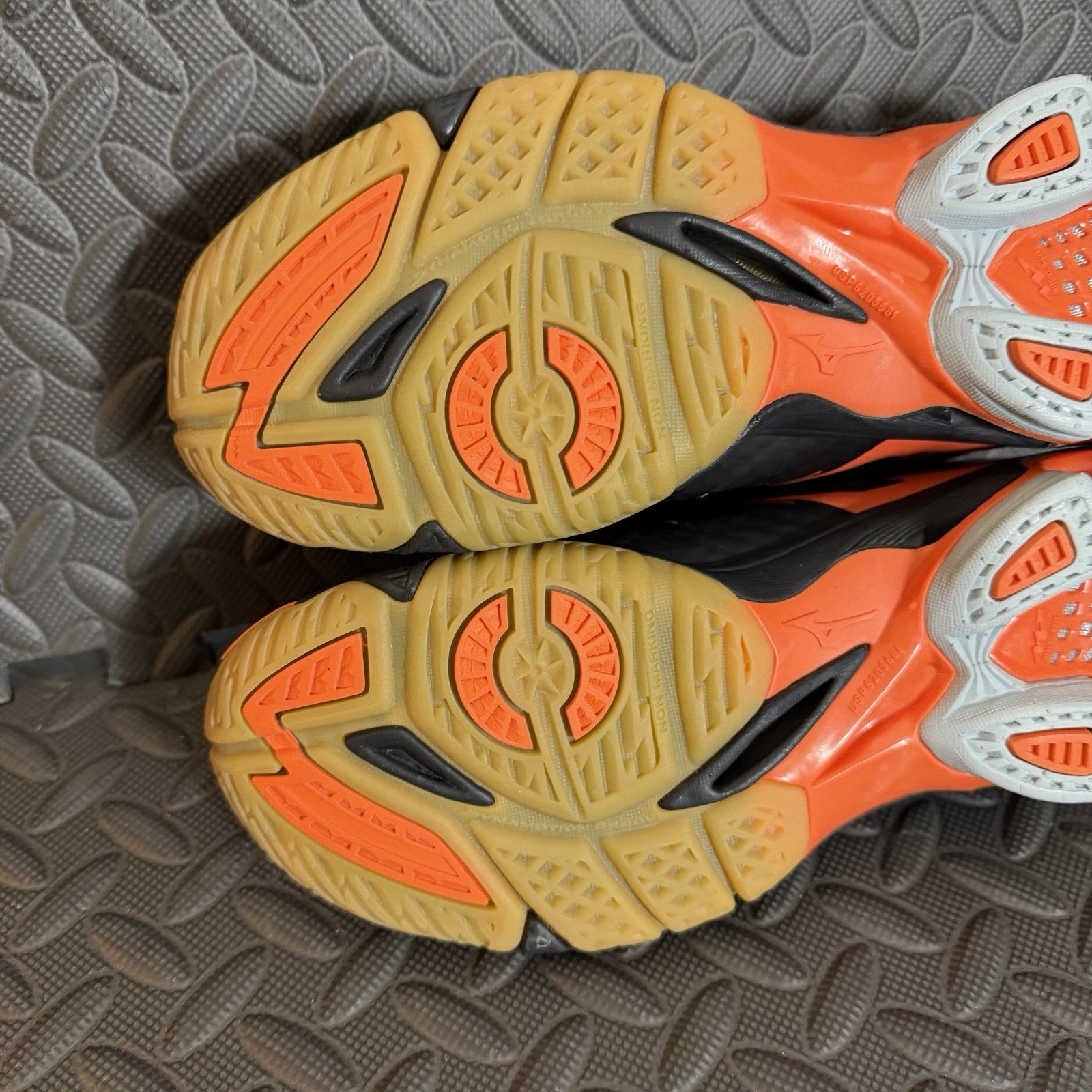 Mizuno Wave Lightning Z2 Orange/Black Volleyball Shoes Women Size 8.5 Excellent