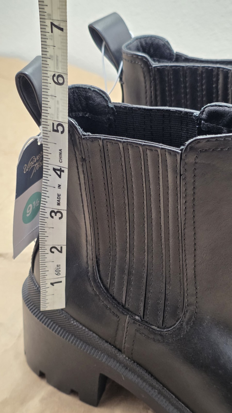 Nwt Universal Thread Naya Chelsea Boots 2.5 Inch Heel MSRP $40 size 9.5 (Bin B)