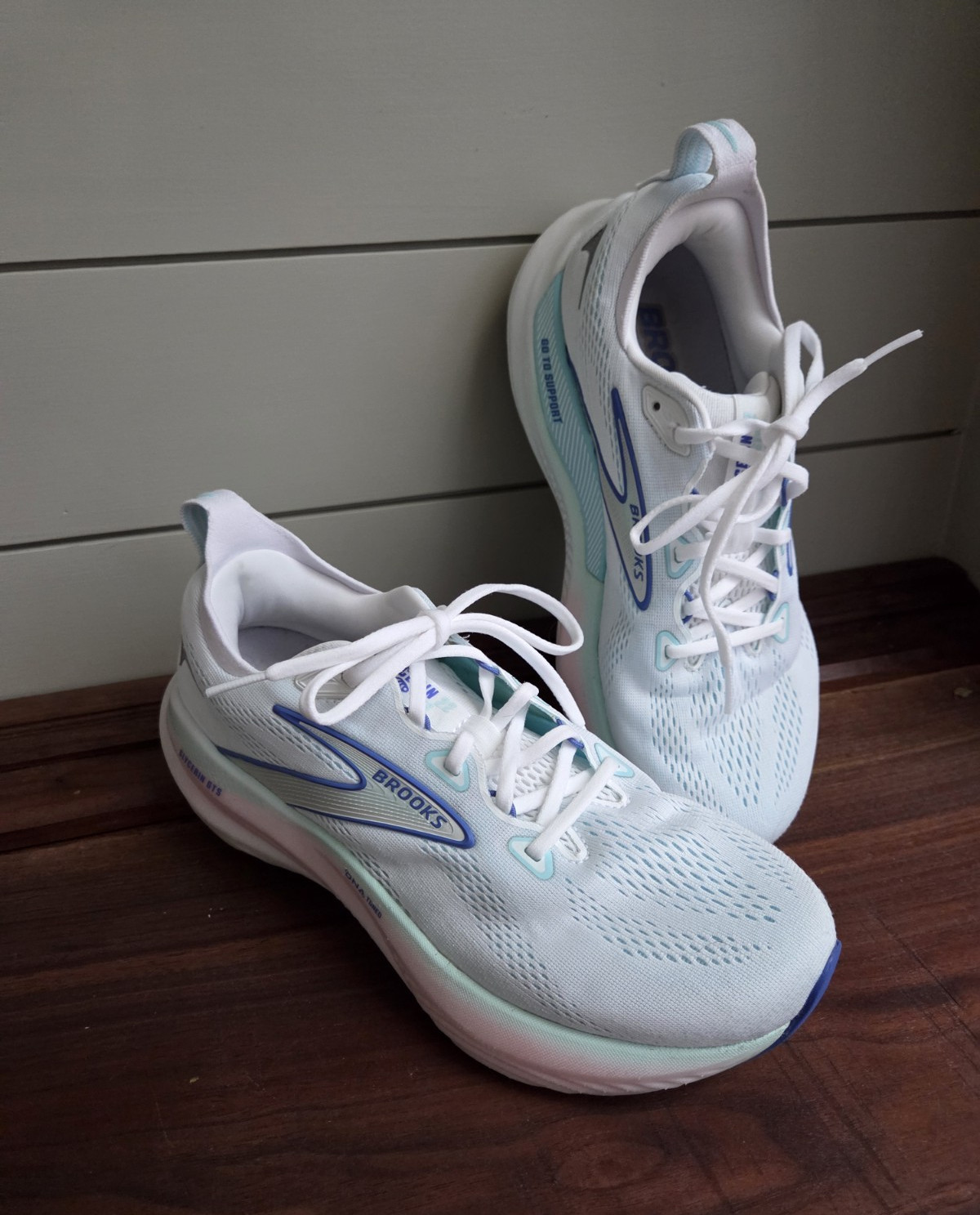 Brooks Glycerin GTS Women’s Lace-Up Low Top Running Sneaker White Blue Mint