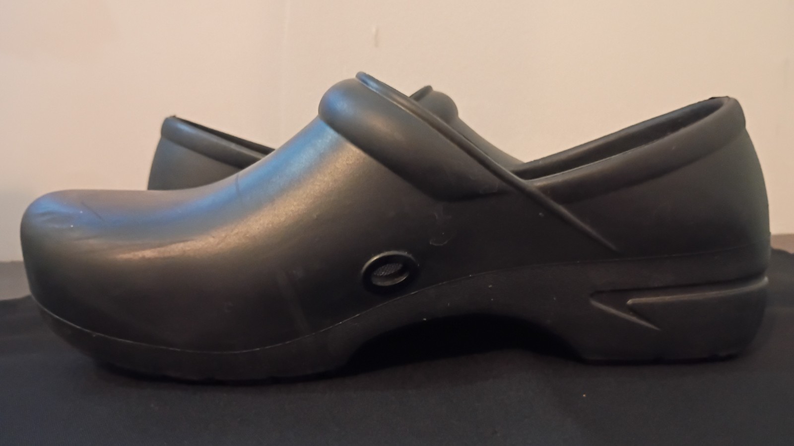 anywear guardian angel closed toe clogs