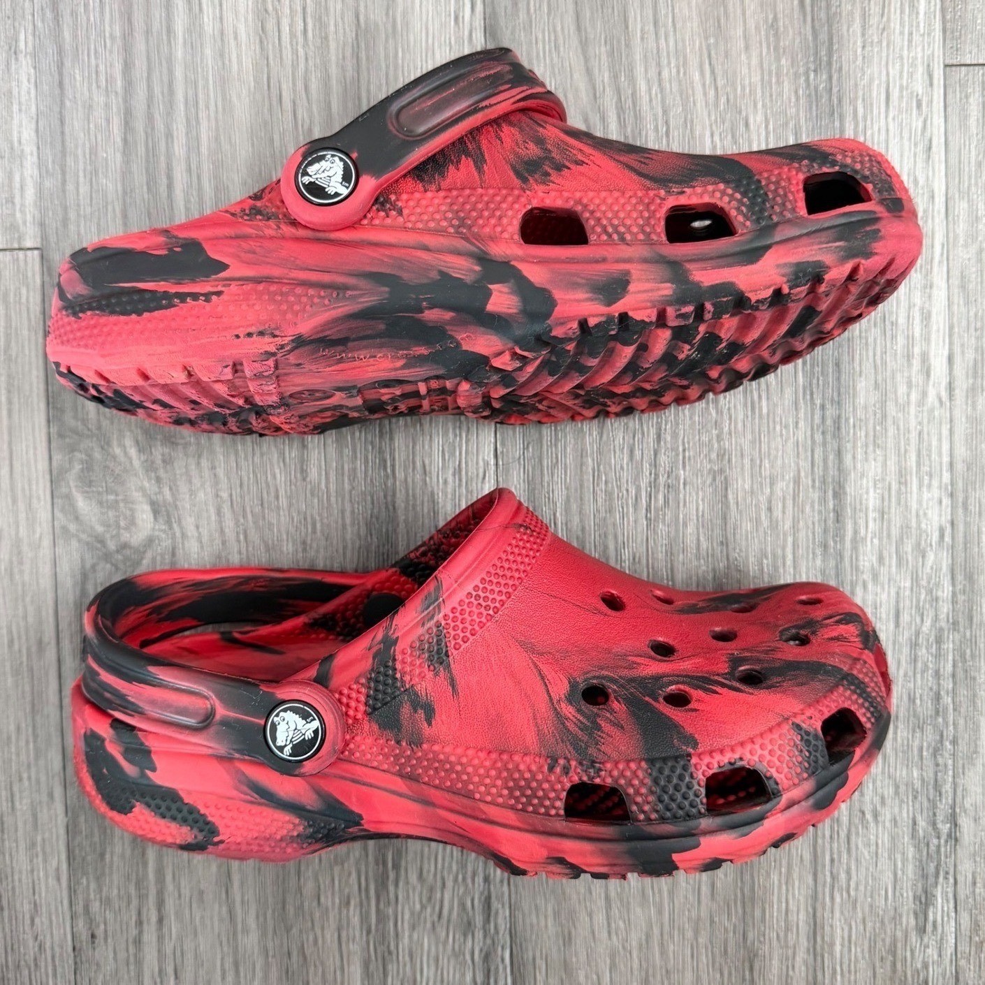 Crocs Classic Marbled Clogs Red Black Swirl Women’s 6 Slip On Lightweight Shoe