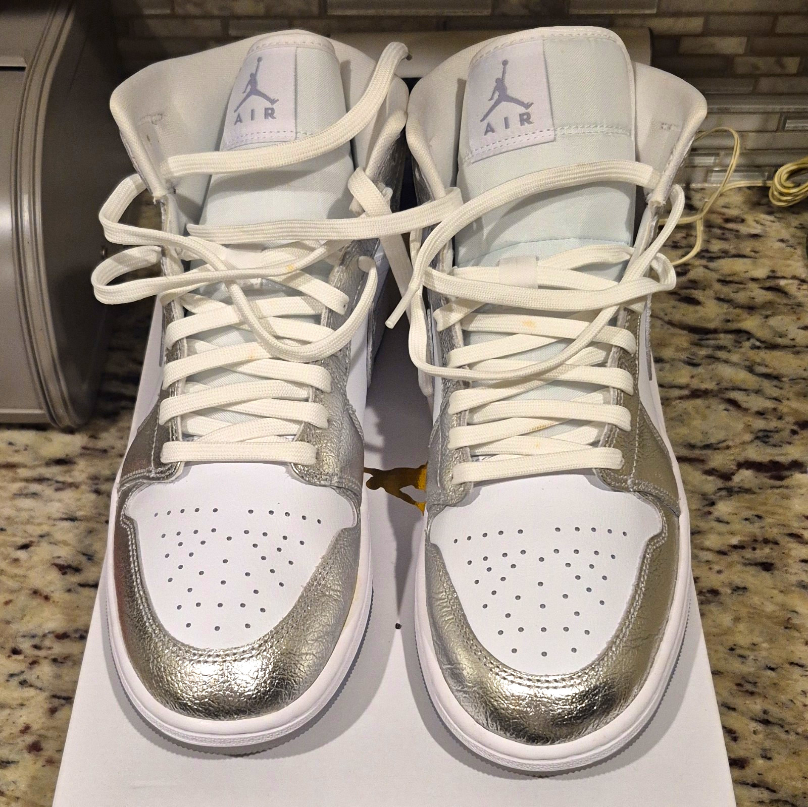 Jordan WMNS Air Jordan 1 Mid SE Metallic Silver White Leather FN5031-100