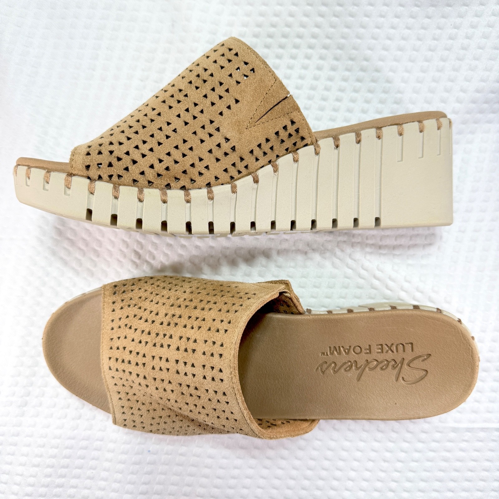 Women’s Skechers Pier Ave Luxe Foam Suede Wedge Sandal Tan Size 8 -New w/Flaw
