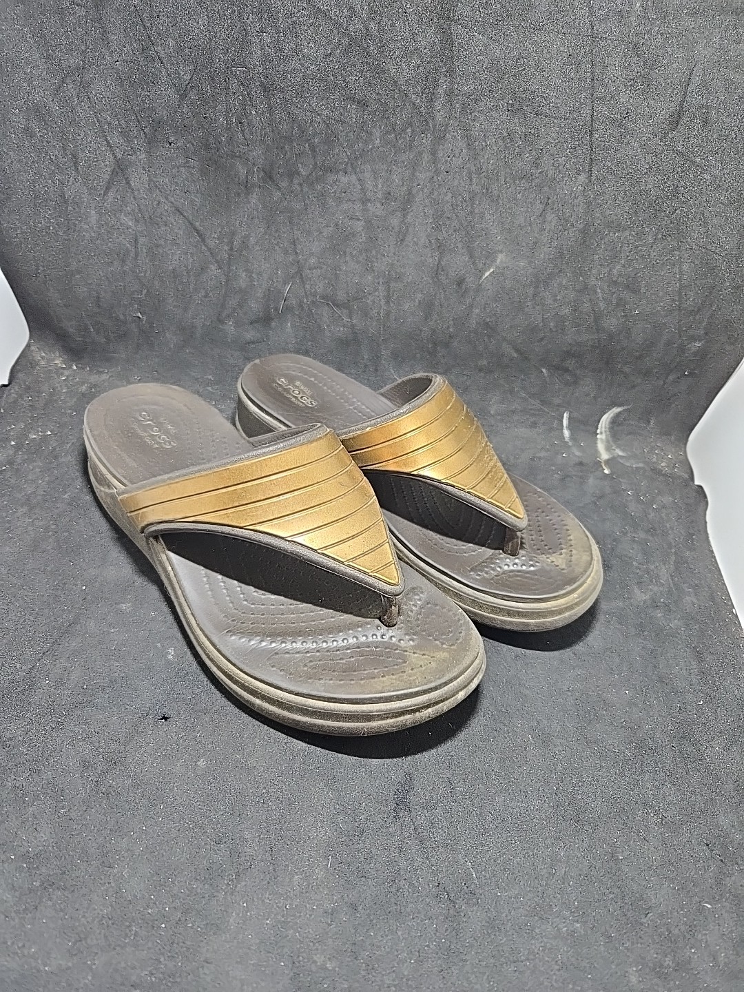 Crocs Monterey Metallic Wedge Thong Sandals Womens 4 Gold Dark Brown