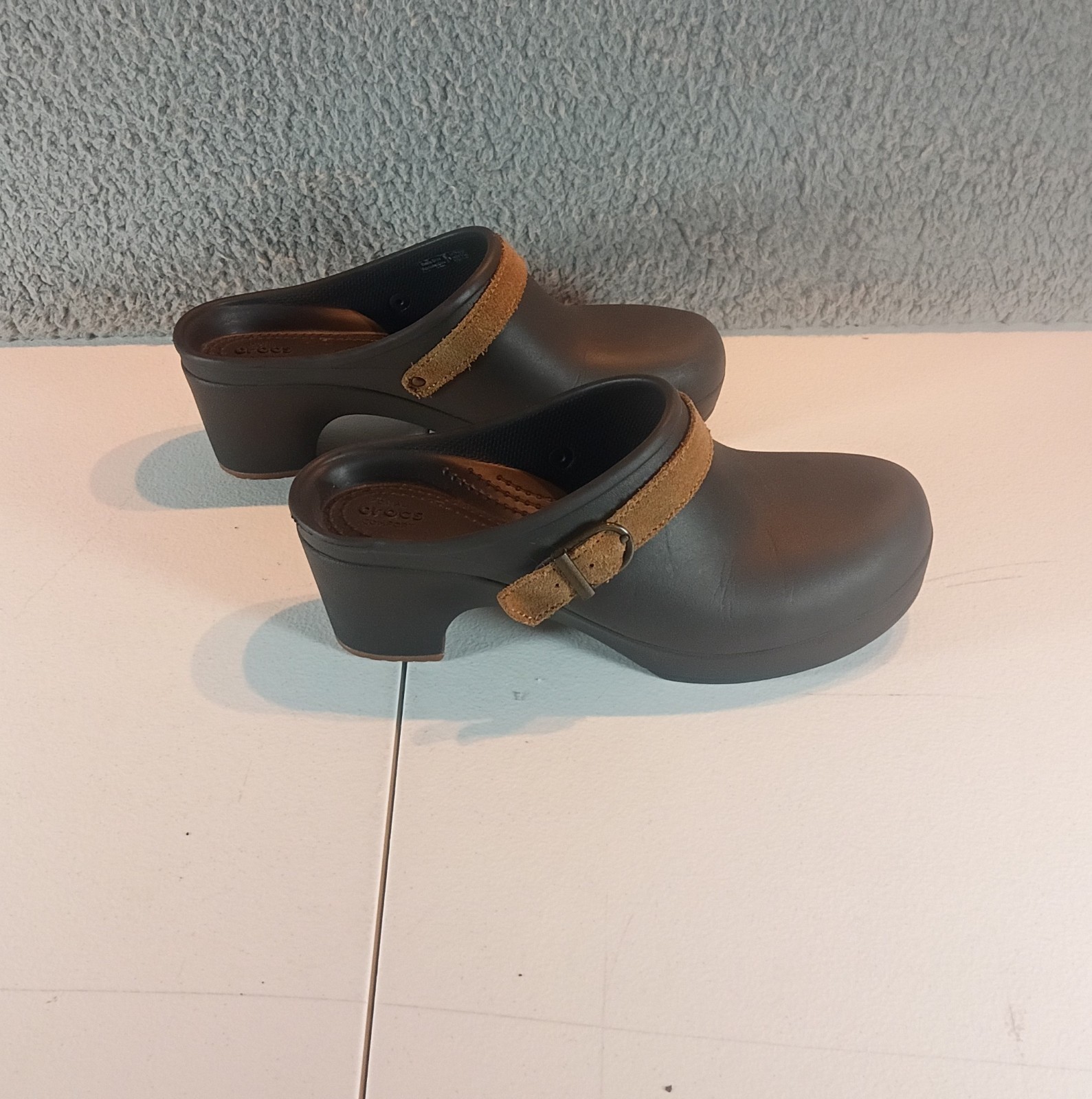 Crocs Sarah Clog Brown Expresso Buckle Mules Women size 8 Leather Strap