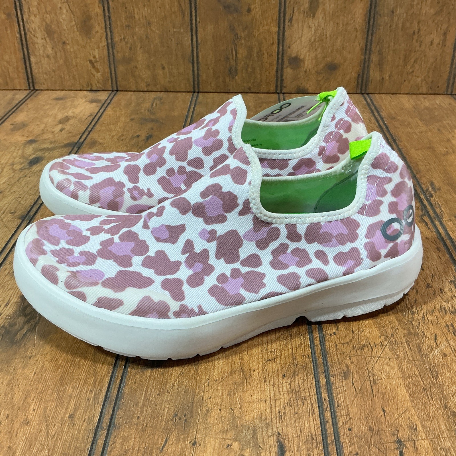 NEW Oofos OOmg eeZee Low Women’s 5 Rose Leopard Recovery Slip On Shoes Comfort