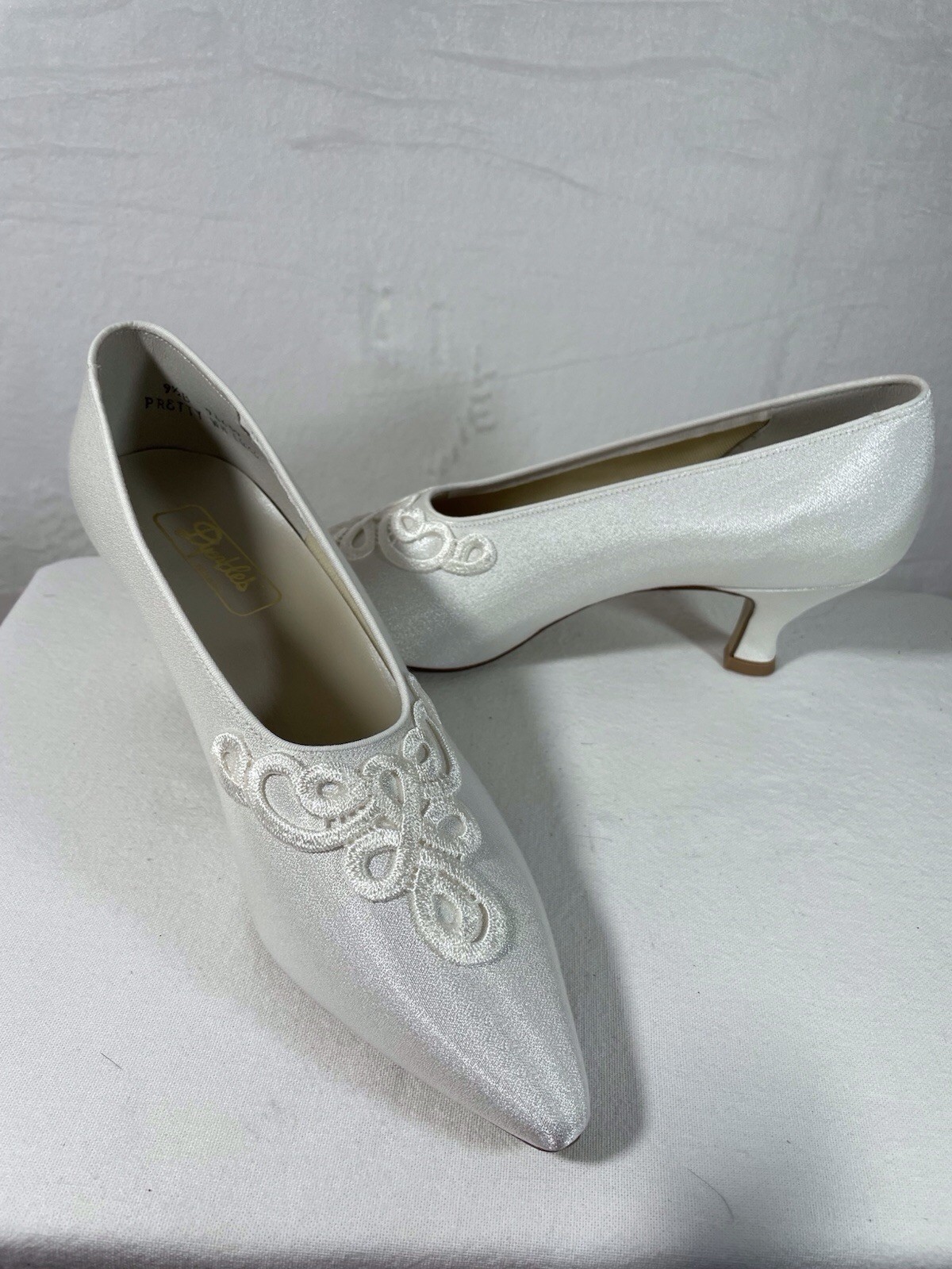 New! Dyeables White Closed Toe Classic Pumps With Roping Detail 9.5 B