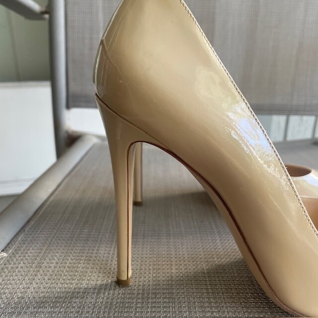 M. Gemi Patent Leather Nude Cream Pumps Heels Pointed Toe Sz 40 US 9 EUC