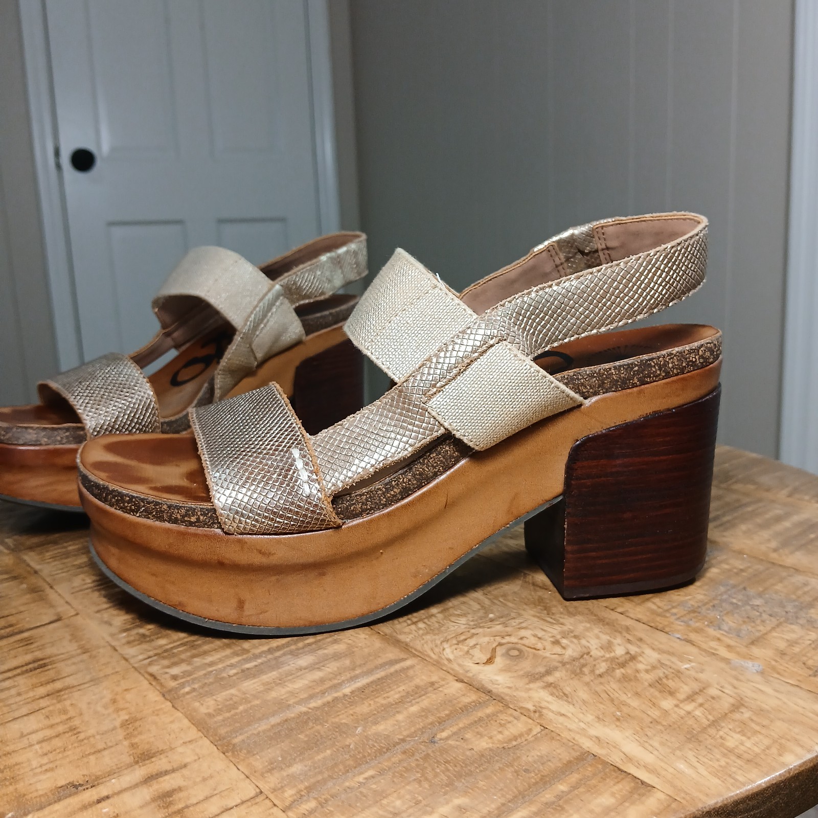 ​OTBT Indio Platform Sandals Womens 9M Gold Metallic Textured Leather Wood Heel