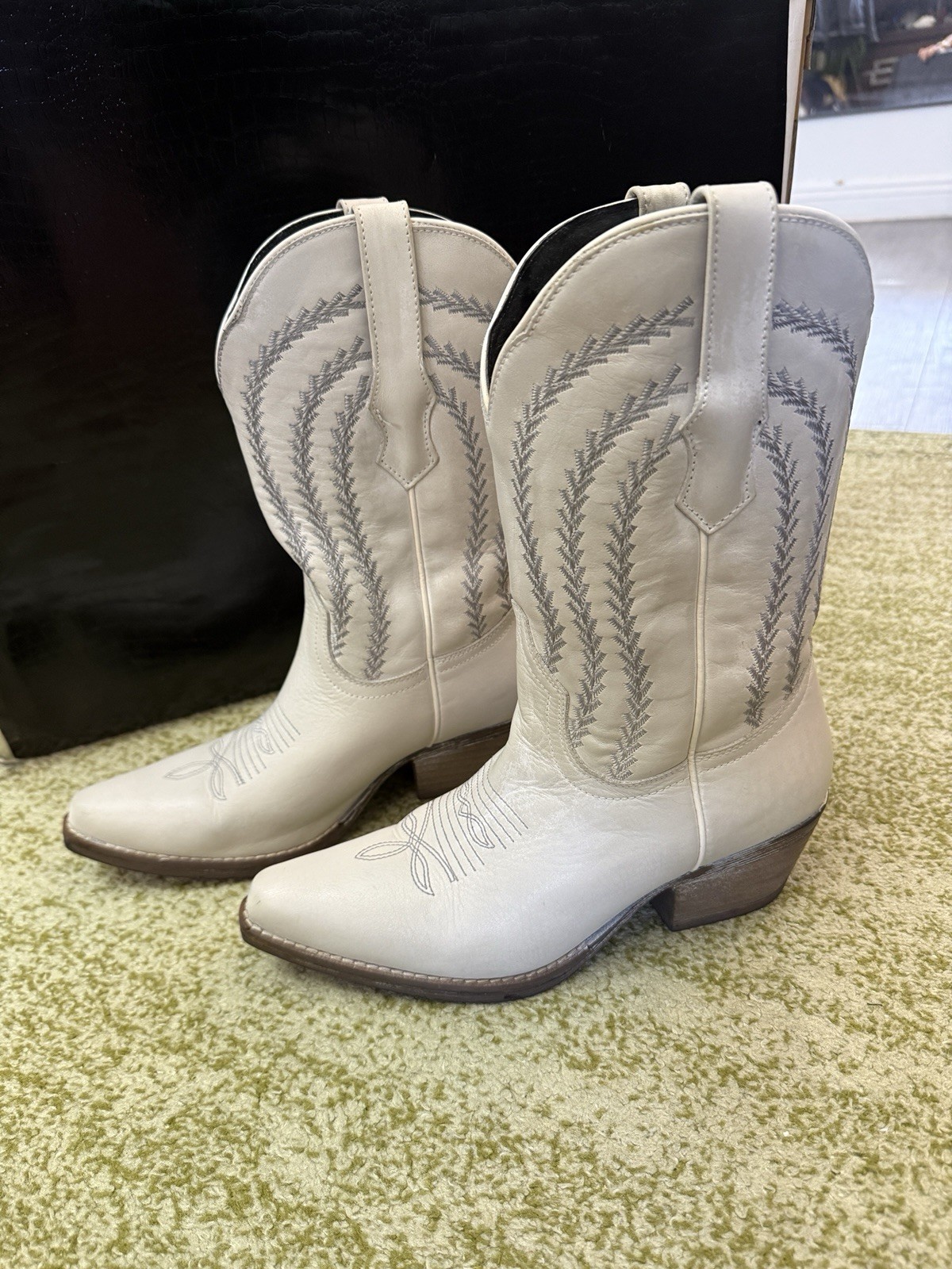 Cowboy Boots. 100% Genuine Leather. White. Women’s Size 8.5. Excellent Condition