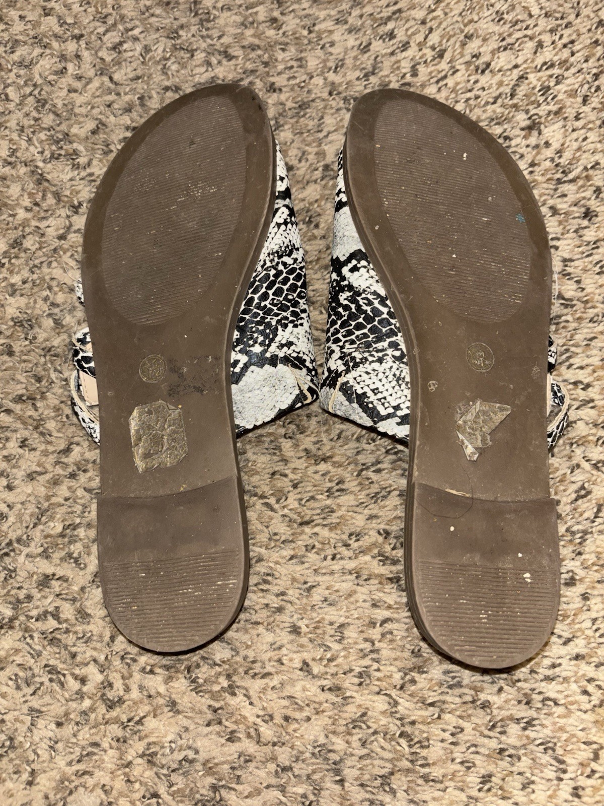 Journee Collection Women’s Hasten Brown Flat Sandals Shoes Size 6.5 Snake print