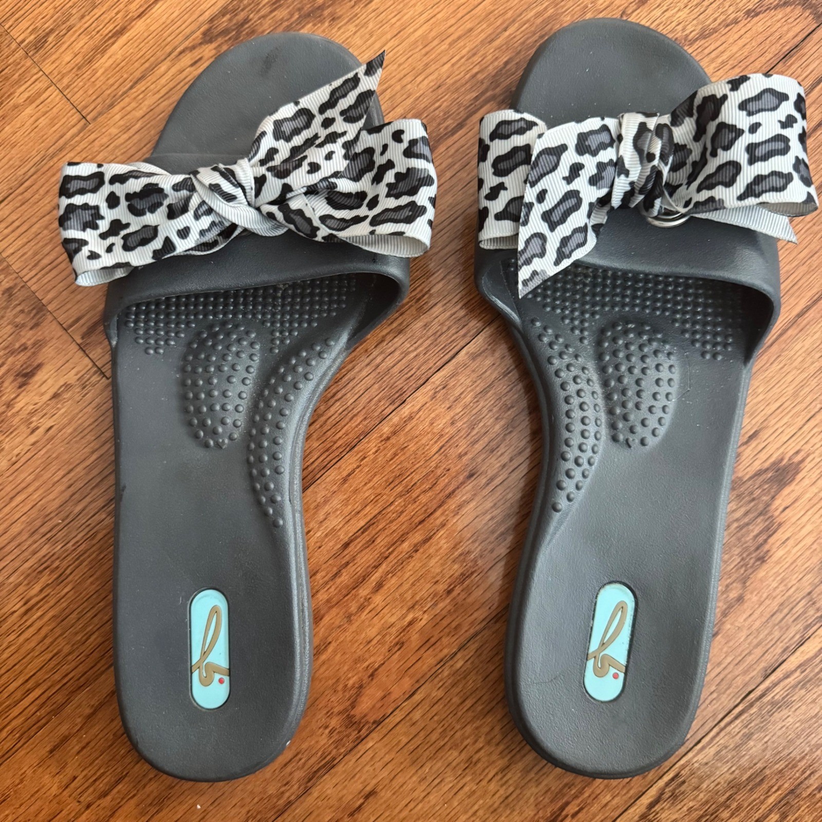 Oka B Grey Slide Leopard Bow Comfort sandal anti-microbial Made USA Medium Pool
