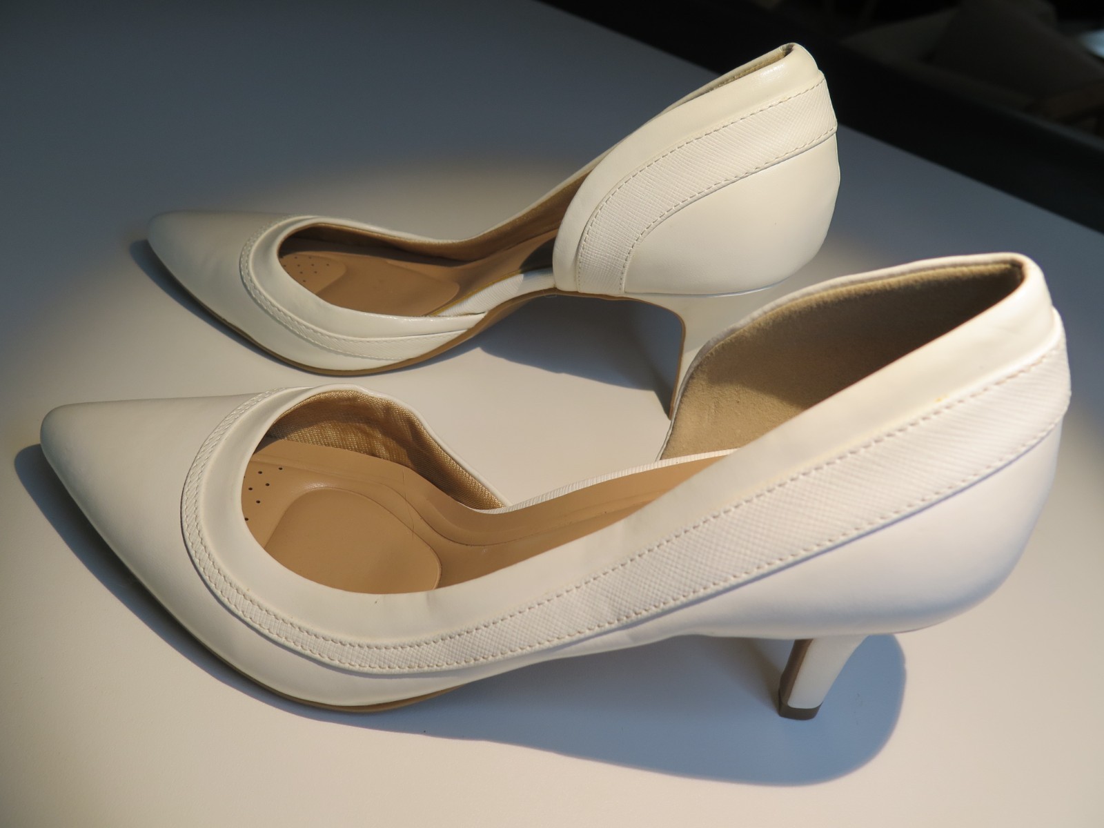 Kelly & Katie white pointed-toe d’Orsay cutout heels pumps Size 8.5M