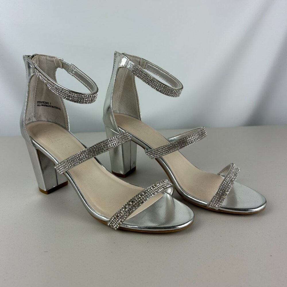 Women’s David’s Bridal Striking Metallic Silver Three Band Rhinestone Heel Sz 7