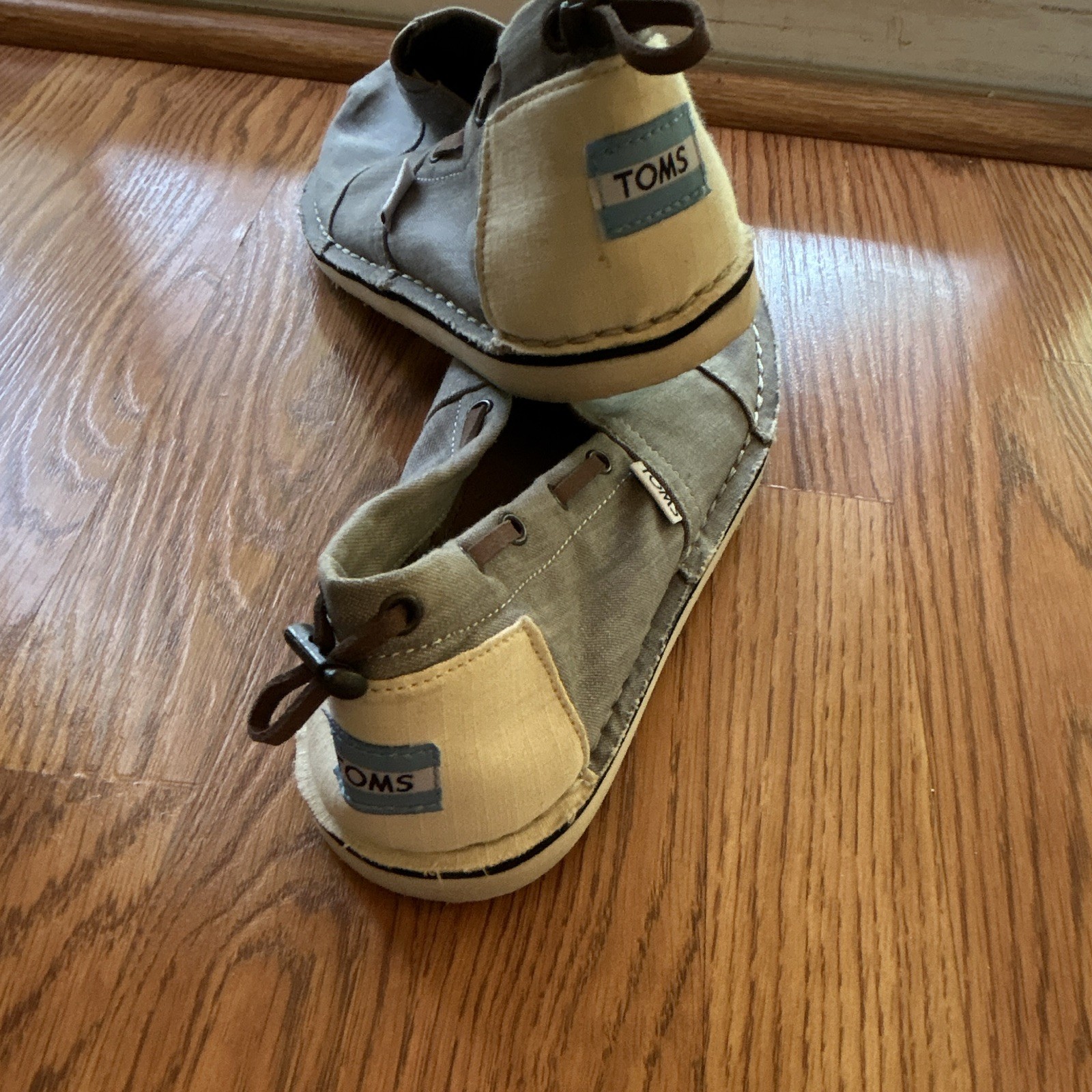 TOMS Women’s Gray Canvas Slip-On Flats Embroidered Pull Tab Round Toe US 8