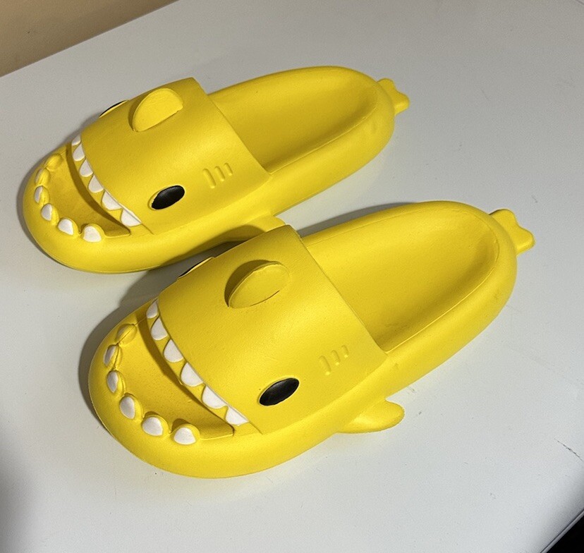 Shark Slippers Sandals Flip-Flops * YELLOW *US 9-1/2 ( 42/ 43 ) Unisex *NEW
