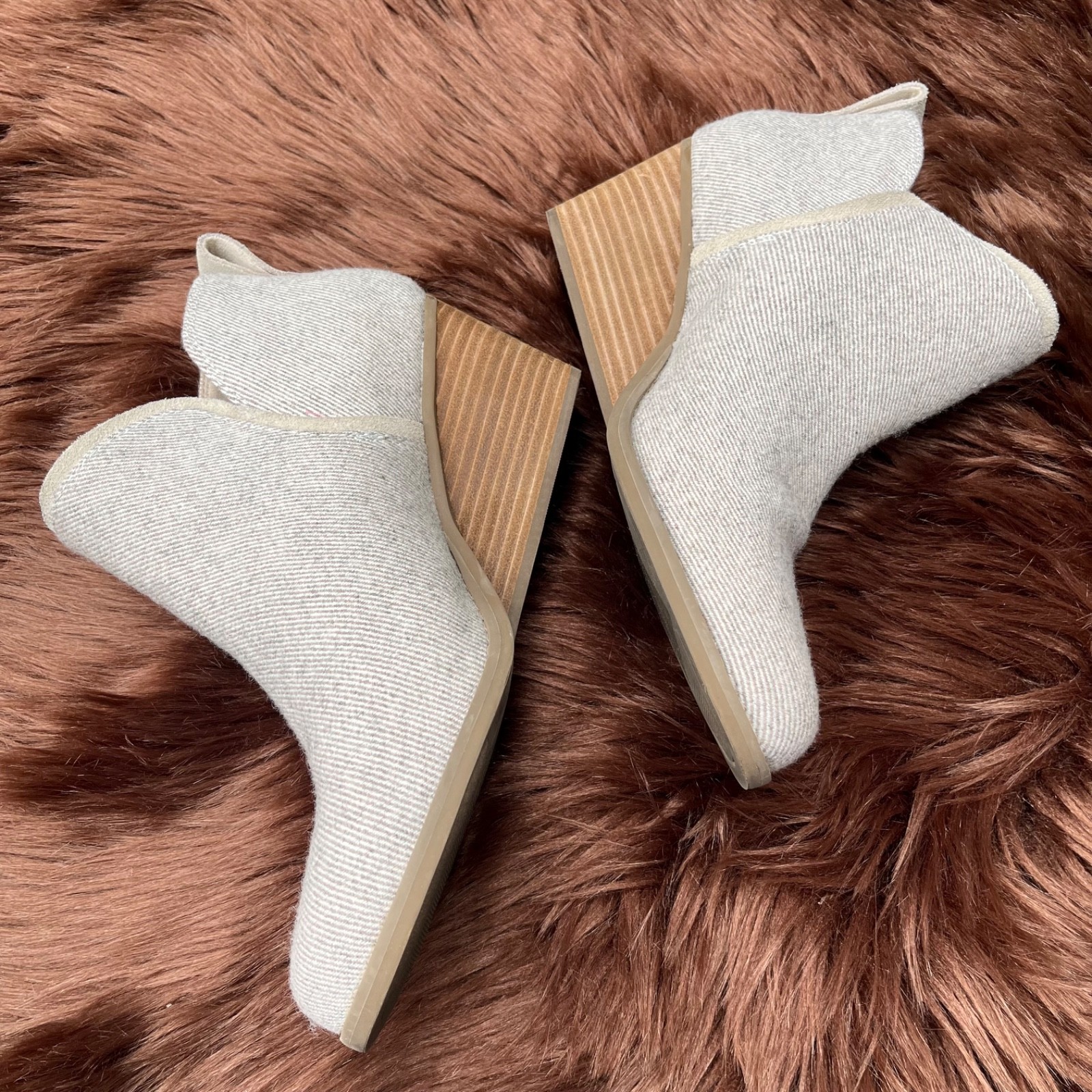 TOMS Kaia Wedge Bootie; Size 7.5; Oatmeal Tweed Shimmer