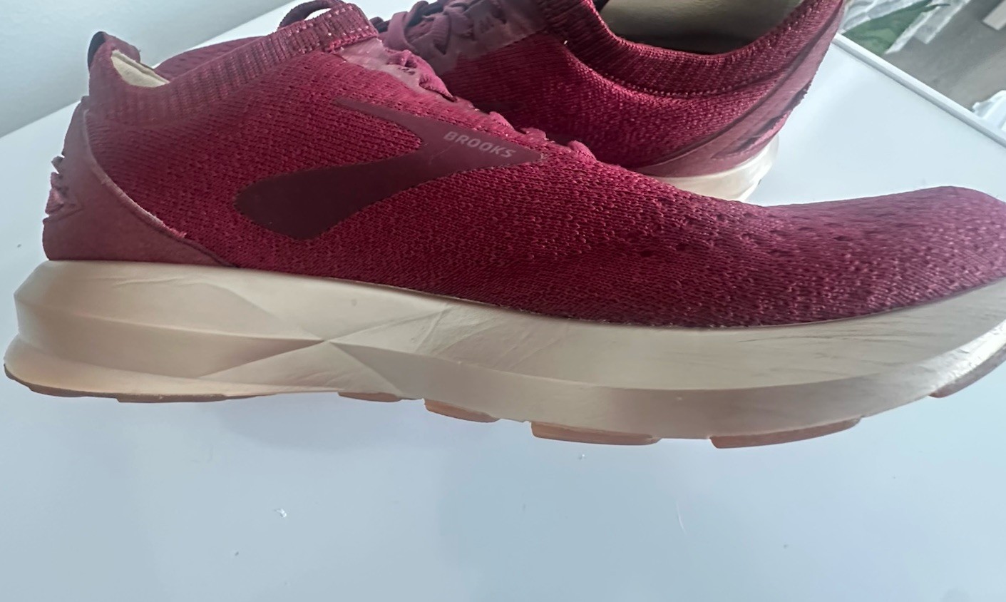Brooks Levitate 2 LE Women Running Shoes Fig Sangria Metallic Sz 10 Athleisure