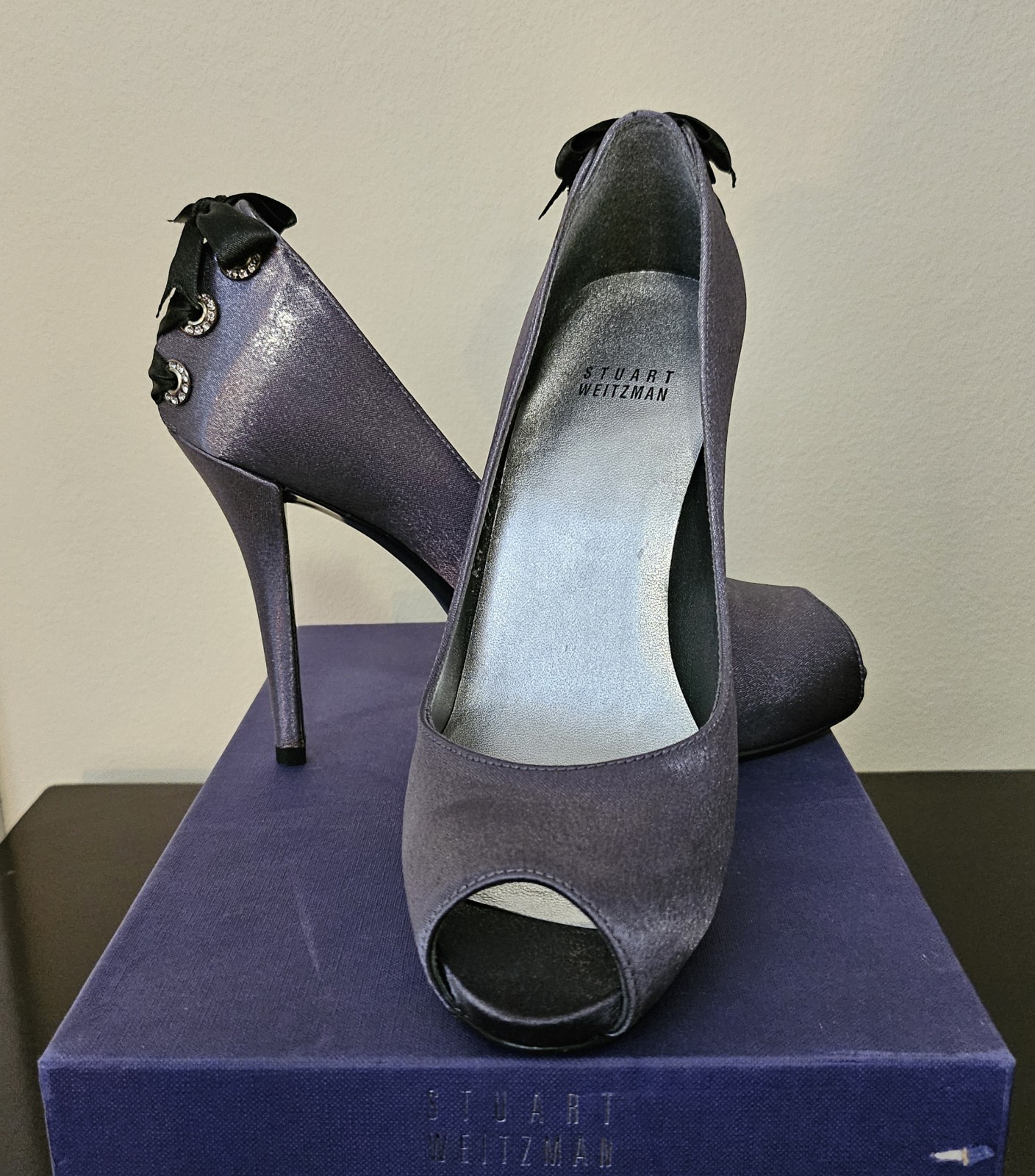 Stuart Weitzman Lute Star Satin Anthracite Crystal Bow Size 7