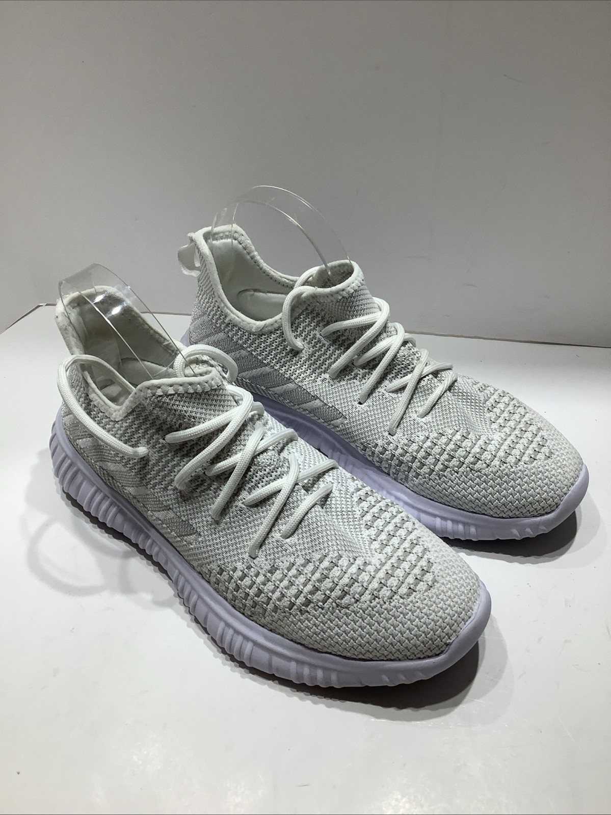 Womens Sz. 8.5M Avia White Knit Memory Foam Trainer Sneakers Ultra-Lightweight