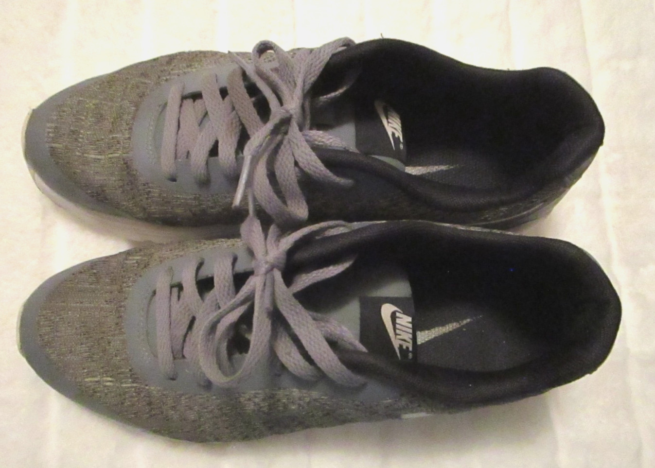 Nike Air Max Invigor Gray Tech Knit Fabric Ltwt Running Shoes Size 8.5 M 917544