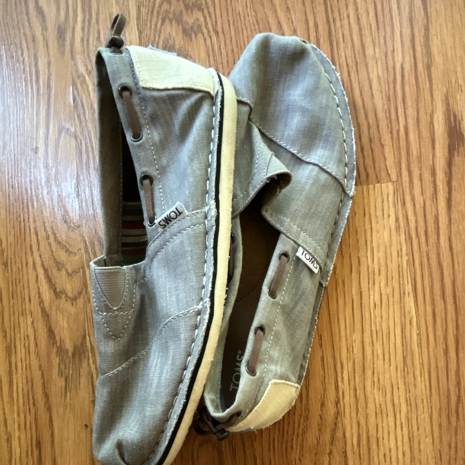 TOMS Women’s Gray Canvas Slip-On Flats Embroidered Pull Tab Round Toe US 8
