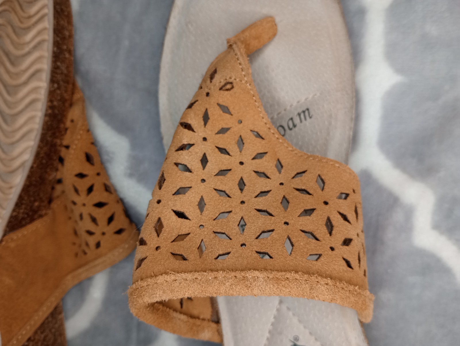 Secret Celebrity Ladies Memory Foam Wedge Sandals Slip On Brown/Tan 7 1/2