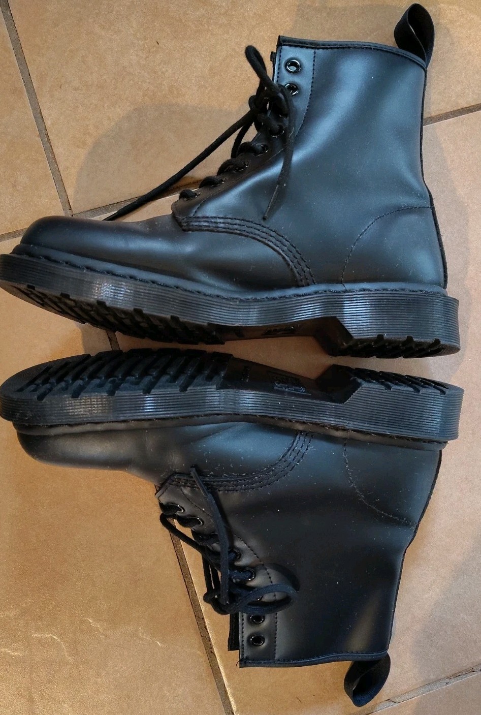 Dr. Martens 1460 Mono Women’s Size 9 Black Smooth Leather Boots Mens Size 8 EUC