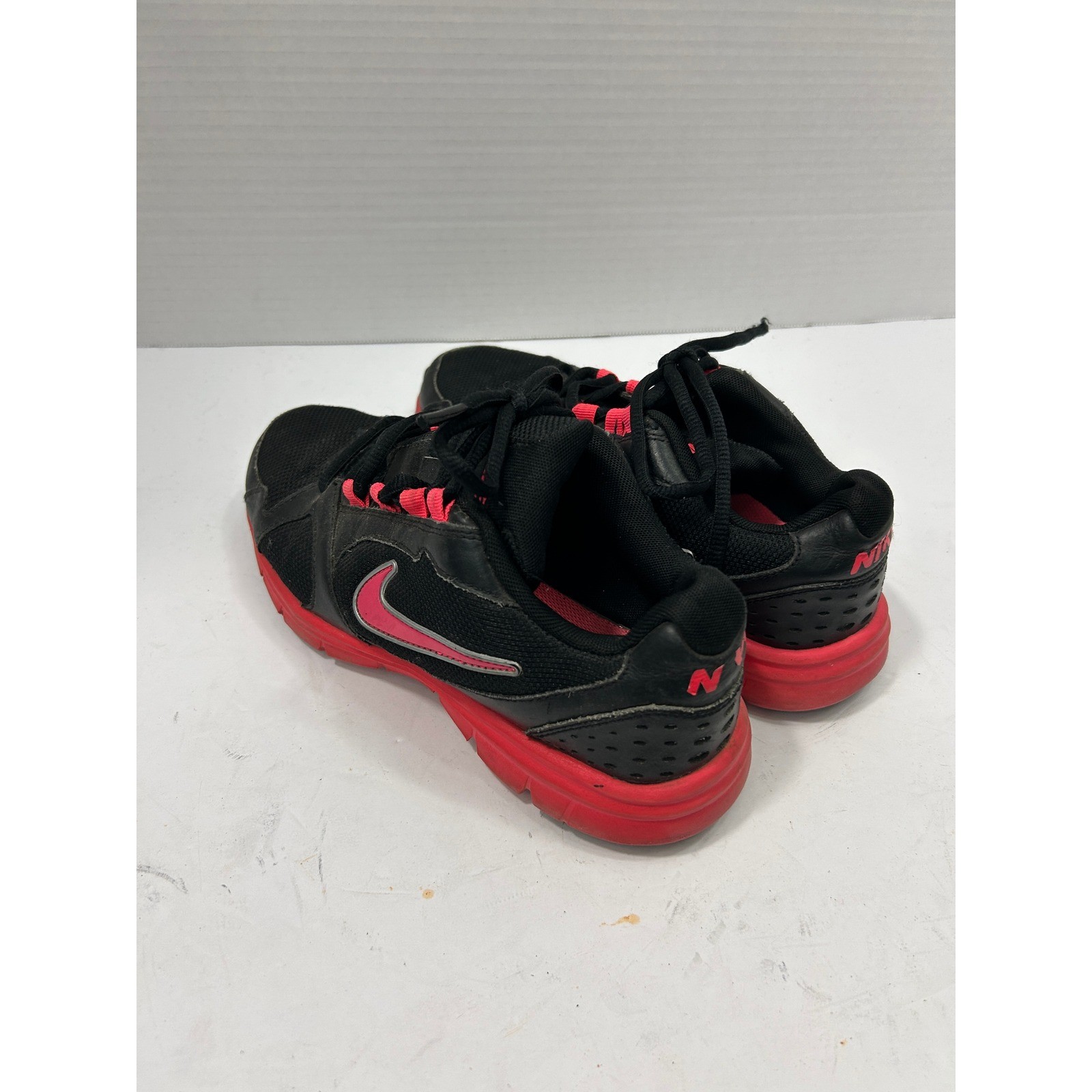 Nike Solid Athletic Sneakers 6 Black Red Low Top Lace Up Running Gym Athleisure