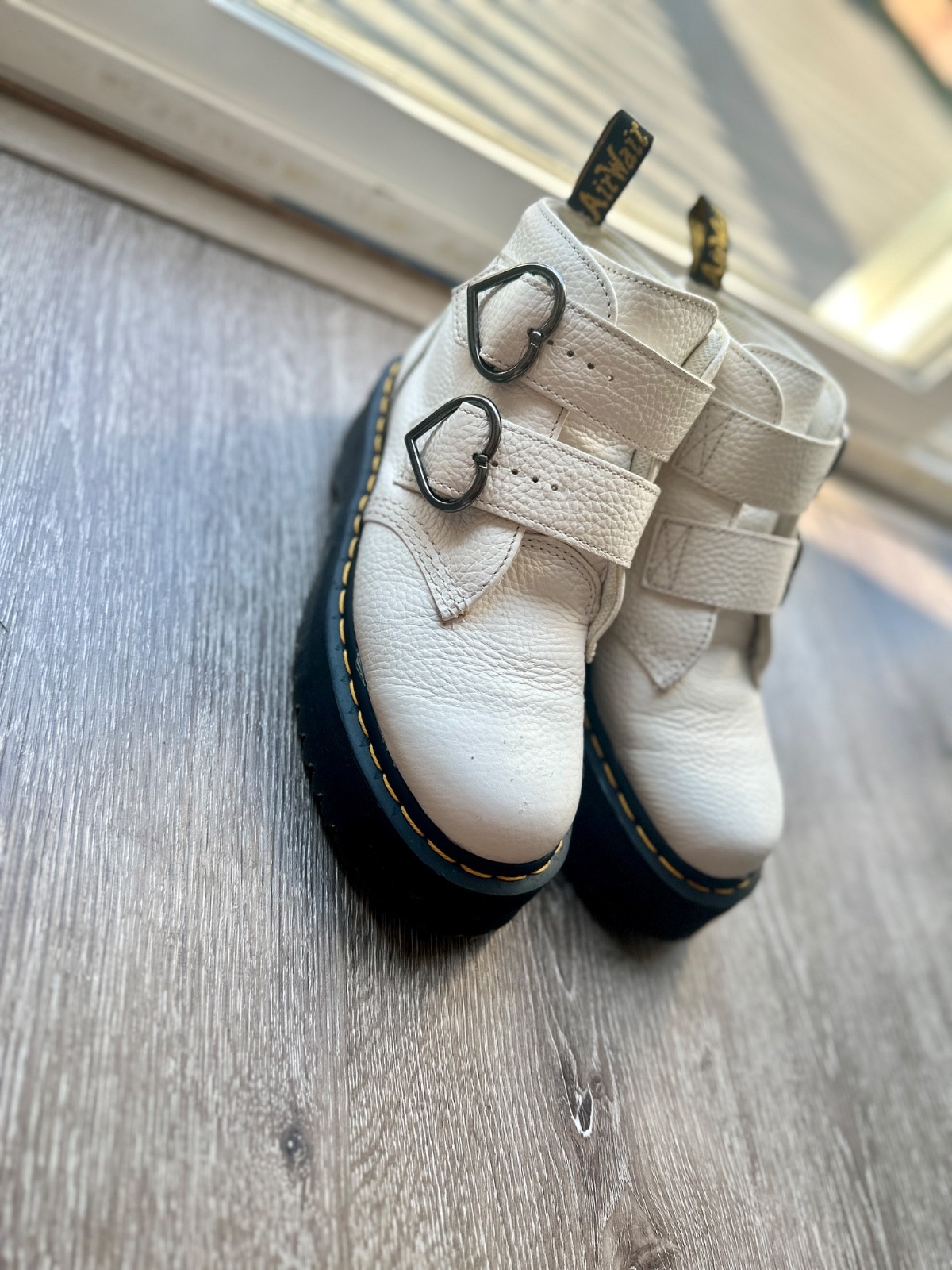 Dr Martens Devon Heart White Pebbled Leather Platform Boots Womens US 9 EU 41