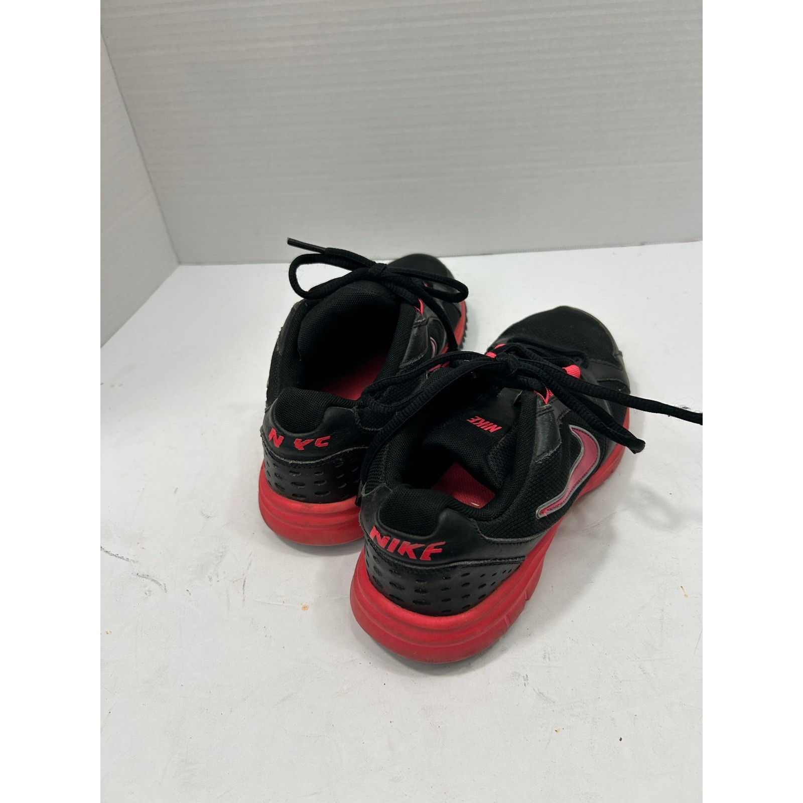 Nike Solid Athletic Sneakers 6 Black Red Low Top Lace Up Running Gym Athleisure