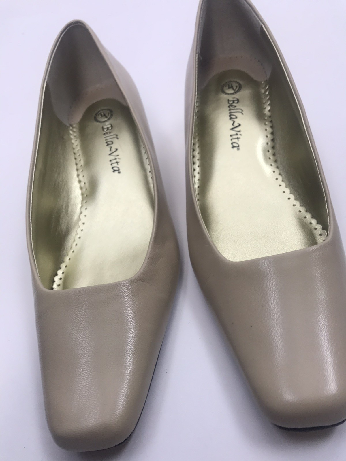 Bella Vita Leather Pumps Cream Square Toe 1.75″ Heel Size 8.5 Narrow Square Toe