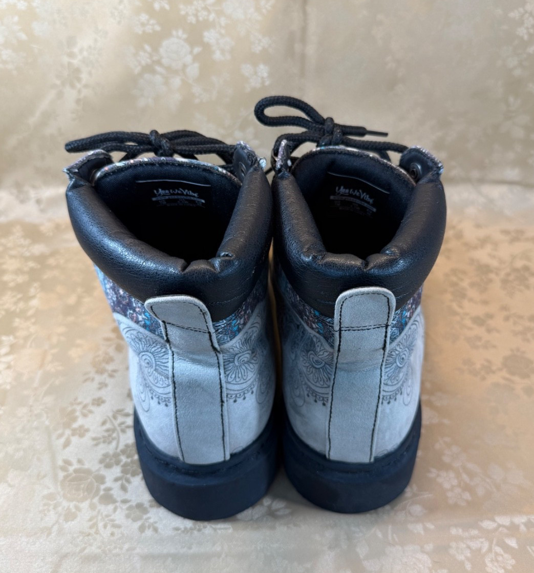 YES WE VIBE Women’s Size 8.5 Gray Boho Lace Up Ankle Boots excellent Condition