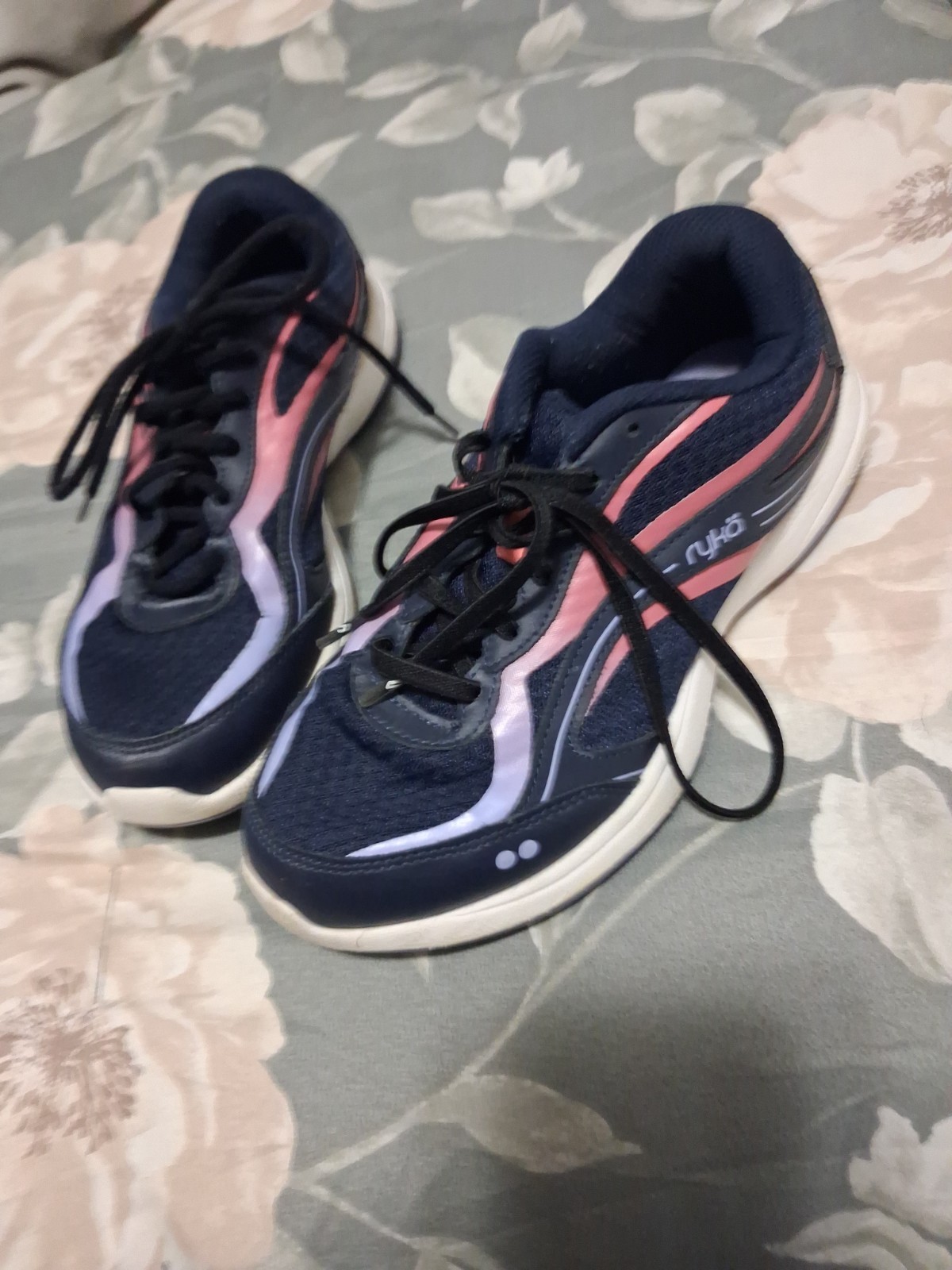 Womens RYKA Size 6W IN GOOD CONDITION Navy Blue Multicolor