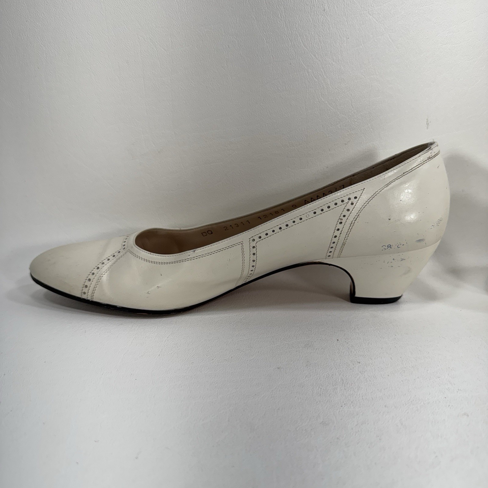 Vintage Salvatore Ferragamo Cream White Women’s Size 9 AAAA Pumps – See Details