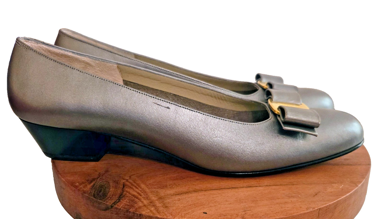 Salvatore Ferragamo Vara Bow Metallic Pearled Silver Leather Pumps Shoe 7.5 AAA