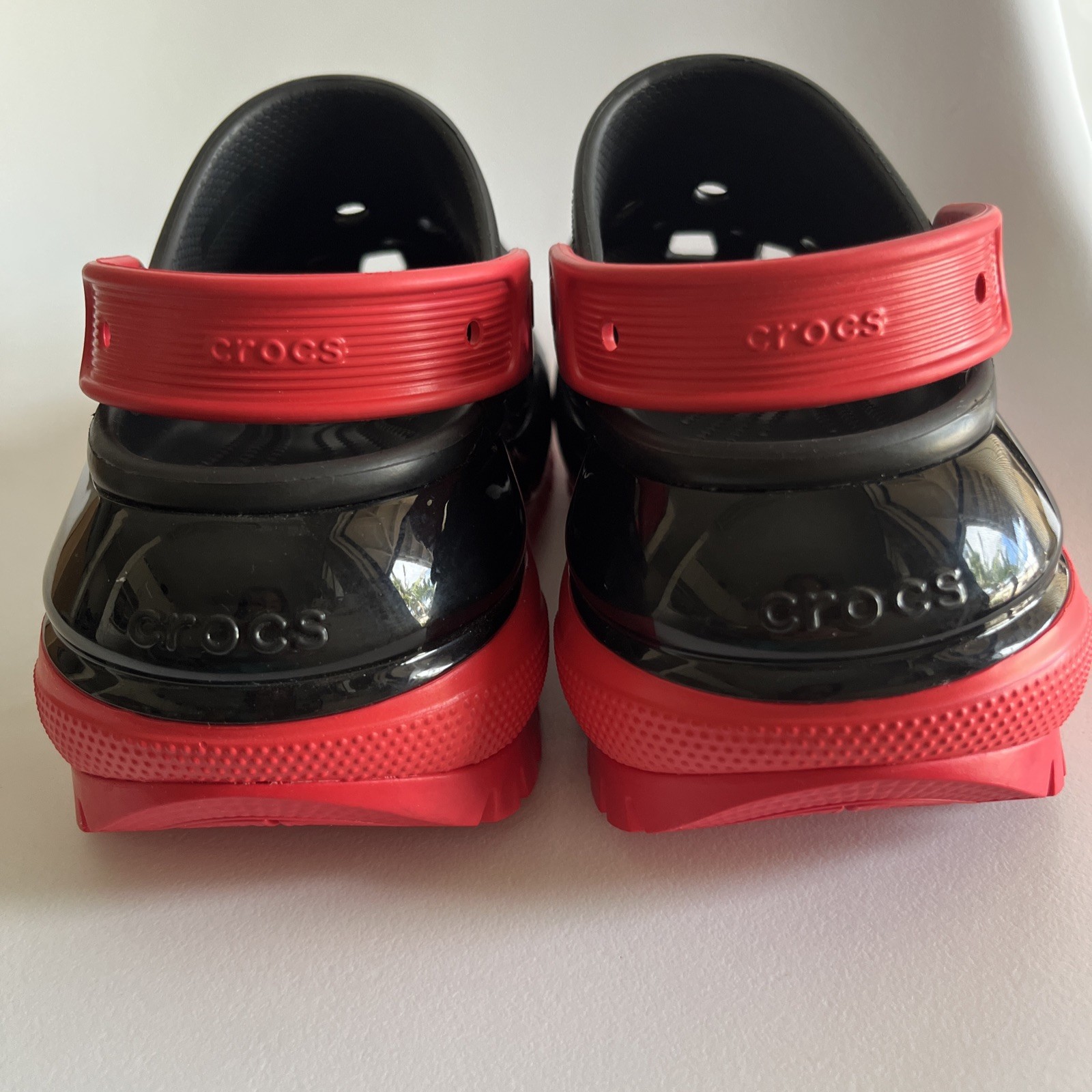 Crocs Mega Crush Clog black red womens Right W7 Left W8 mismatched pair adaptive