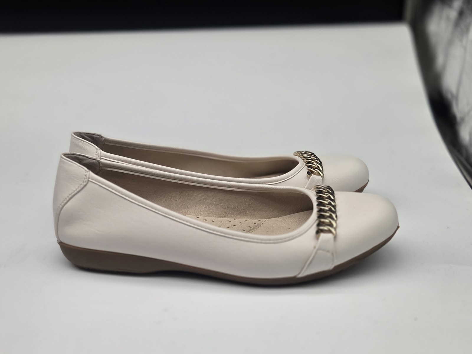 Cliffs By White Mountain Charmed Shoes Size 10 M Off White Gold Chain Flat Shoe