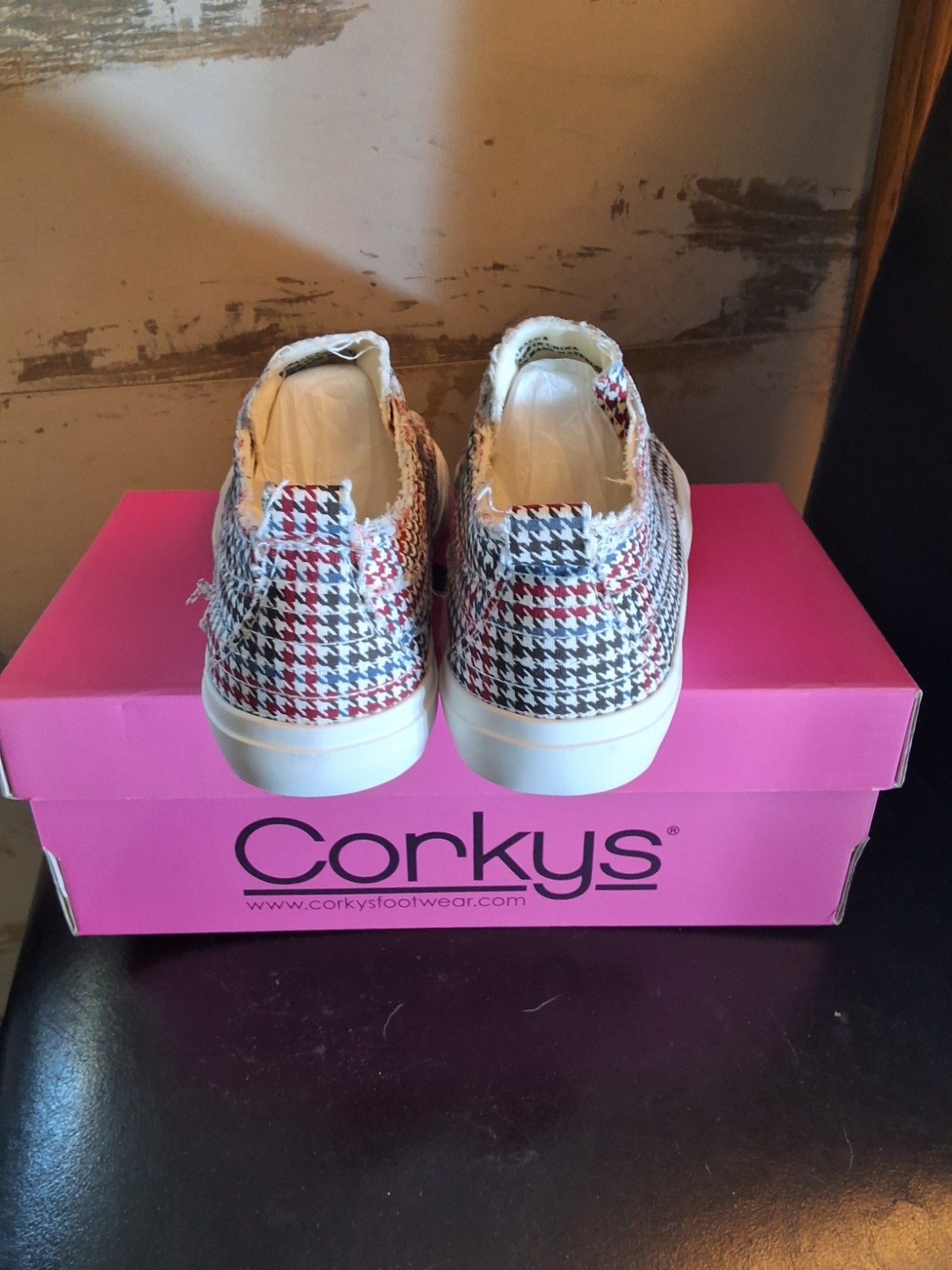 New Corkys Boutique Sz8 multi houndstooth slip on sneaker White Black Red