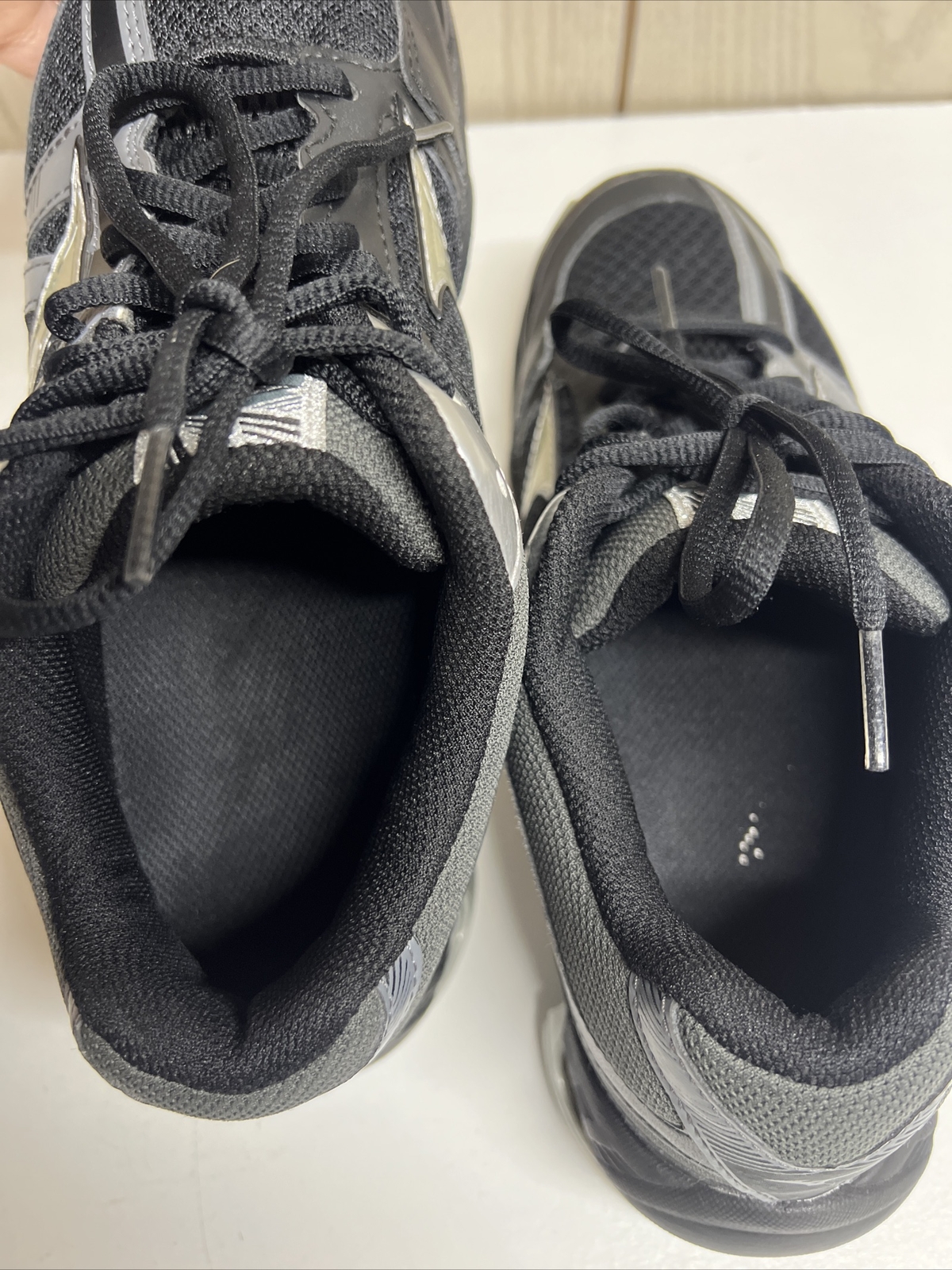 Mizuno Wave Bolt 6 Volleyball Shoes – Women’s size 8 retails $100!
