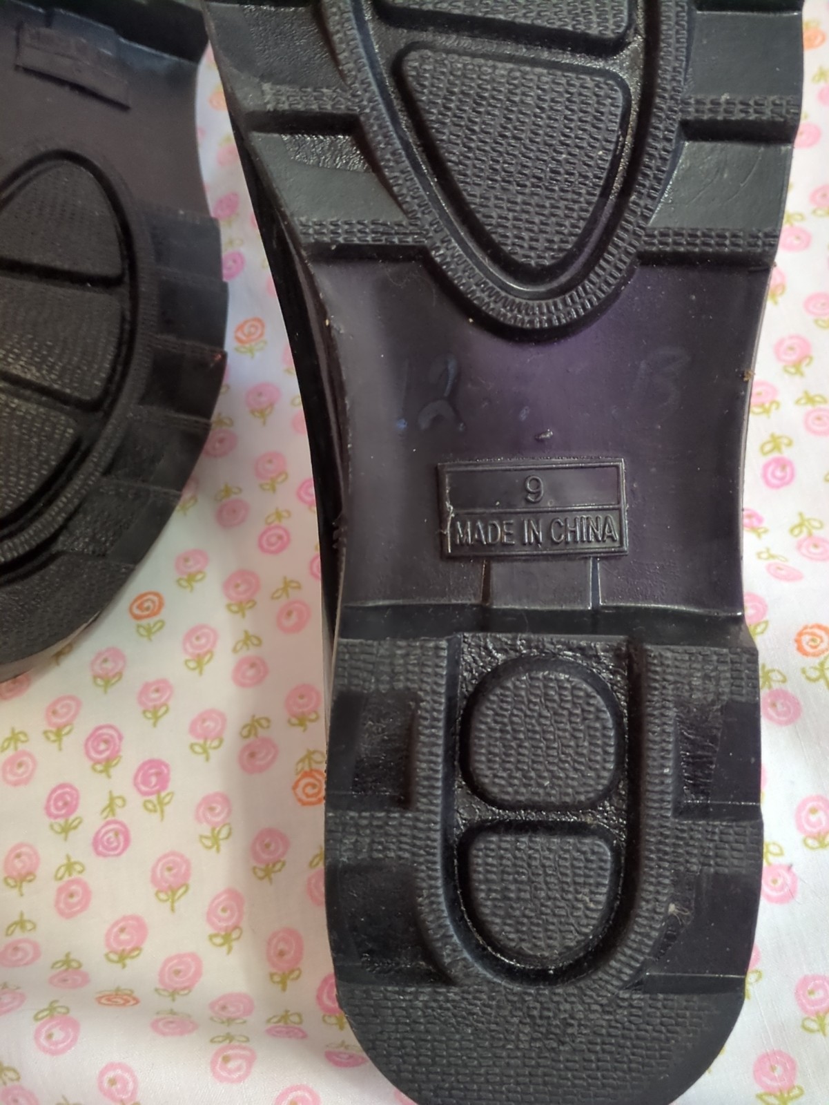 Sakroots Rubber Rain Garden Clogs Size 9 Black White Floral Flower All Rubber