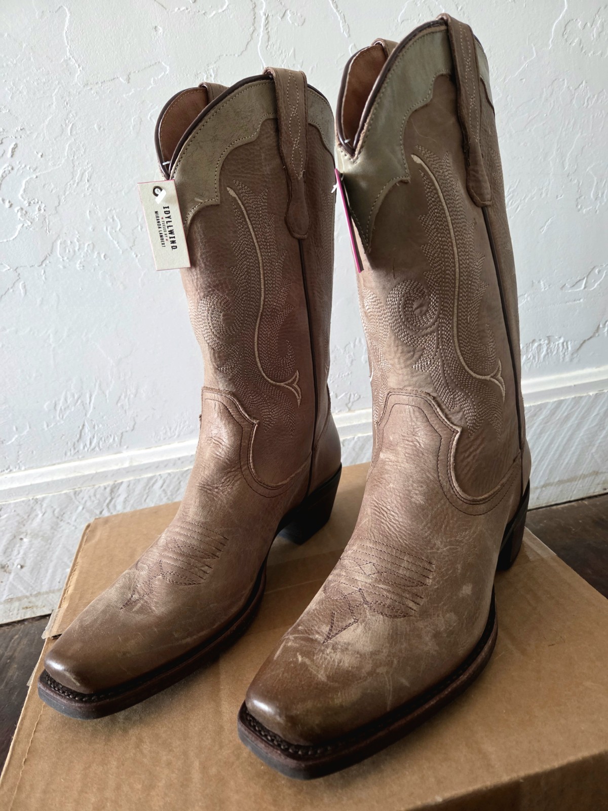 Idyllwind® Women’s 9.5 B Lawless™ Performance Western Boot in Distressed Brown