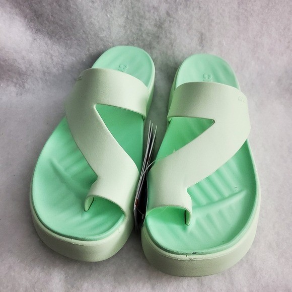 NEW – Crocs Getaway Platform Toe Loop Size 5